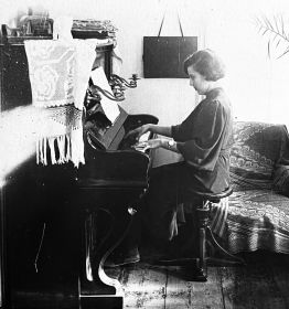 За фортепиано, 1930-е. В домашнем архиве хранится нотная запись романса «На заре туманной юности», сделанная рукой Натальи Сергеевны в молодые годы.