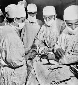 Ассистент кафедры госпитальной хирургии Андижанского ГМИ Ездакова (слева) присутствует на операции, 1960-е.