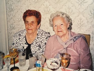 Члены клуба фронтовых подруг: подполковник медслужбы Н. С. Ездакова с родственницей, майором медслужбы Д. З. Сочиловой, 2003.