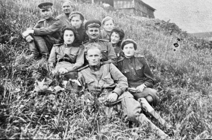 Старший лейтенант медицинской службы Н. С. Ездакова (вторая слева).