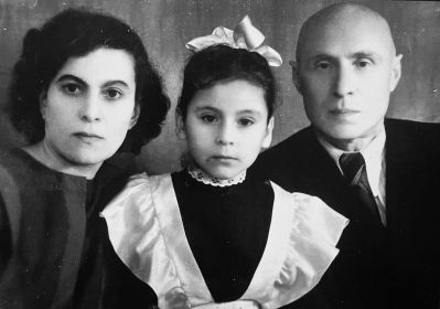 С дочерью Ириной и мужем Александром Яковлевичем Ясногородским, 1952 г.