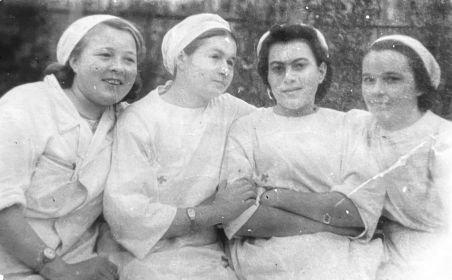 «Это я со своими сёстрами, а фотограф — мой больной. Наташа Ездакова. Калининград», 1951 г.