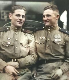 справа- младший лейтенант Таразанов Григорий Иванович.