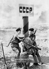 26.03.1944г. Великая Отечественная война 1941-1945 гг. Советские солдаты устанавливают пограничный столб на границе с Румынией.