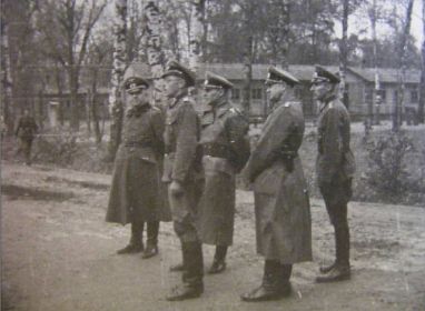Stalag 350 Митава (Mitau; в н.вр. Елгава) - Саласпилс ( Salaspils). Немецкие офицеры осматривают лагерь.