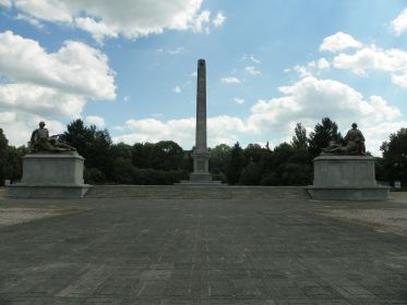 Мемориал павшим советским воинам на ул. Жвирки и Вигуры в Варшаве (май 2021 г.)