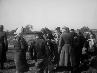 Жители еврейского происхождения из города Лубны перед расстрелом в Засульском яру.