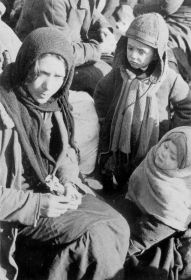 Жители еврейского происхождения из города Лубны перед расстрелом в Засульском яру.