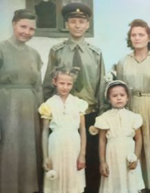 ИЗ САЙТА ВКОНТАКТЕ : На 1 фото он в г. Орша 1958 г. Справа его сестра Катя с дочкой Тамарой. Слева жена Дуся и дочка Ирина