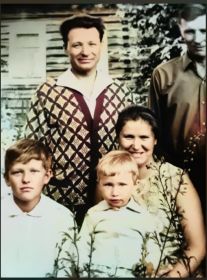 ИЗ САЙТА ВКОНТАКТЕ : На 3 фото он со старшим братом Алексеем Петровичем. Внизу его сын Саша, моя мама и я, июль 1972 г.