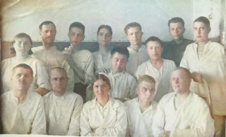 ИЗ САЙТА ВКОНТАКТЕ : Второе в госпитале во время войны. На фотографии ему всего 21 год . Он стоит самый крайний справа , без руки .