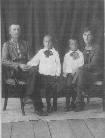 Мельников Павел Петрович с женой Антониной Николаевной Мельниковой (Шишкиной) и их дети Юрий (1925 г.р.) и Сергей (1926 г.р.)