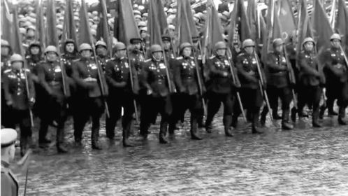 Парад Победы. Александр Семенович несет знамя 7 гв.кавалерийского корпуса во второй шеренге пятый слева.