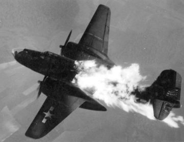 Горящий в воздухе Дуглас А-20 «Бостон» (Douglas A-20J-10-DO) после прямого попадания немецкого зенитного снаряда.