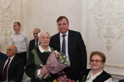 На 60- летии Совета ветеранов аппарата управления железнодорожным транспортом ОАО "РЖД".  С заместителем Генерального директора ОАО РЖД Д.С. Шахановым.