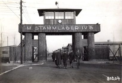 Stalag IV B Мюльберг (Mühlberg). Лагерные ворота (без даты), архивный материал инициативной группы «Лагерь Мюльберг e. V.» (https://clck.ru/XdRTK ).