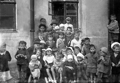Начало 1930-х. Дружный двор в Сыромятниках. Москва. Павлова Вяря во втором ряду, слева.