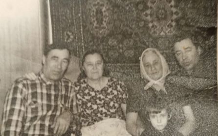 С женой, братом Виктором Сабынич (крайний справа).