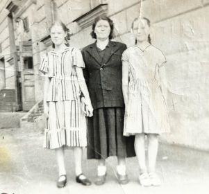 Александра с дочерьми слева Людмила справа Вера