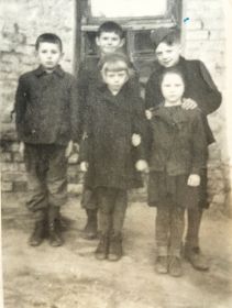 Дети (трое справа: Люда, Вера и в треуголке Юра)