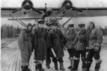 337 омдрап. 12.03.1949. Экипаж командира полка гвардии подполковника ЛИТВИНОВА С. К. (вероятно, в центре) Последний вылет.