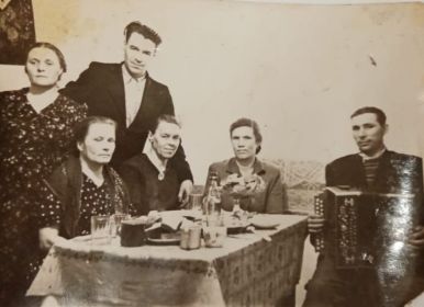 С женой Марусей (справа), сестрой Казимирой (слева) и друзьями.