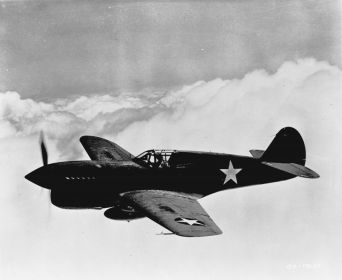 Самолёт - истребитель Кертисс P-40 «Уорхок» («Ястреб»; Curtiss P-40 Warhawk), которые в т. ч. перегонялись 2 перегоночным авиационным полком.