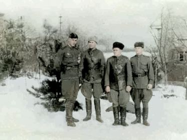 Александр Егорович крайний справа, рядом с ним комбат Качало Семен Максимович. 10 января 1945г.