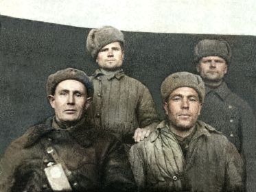 Слева от Иннокентия Спиридоновича сидит командир саперного взвода гв.ст.лейтенант Смирнов Александр Петрович.