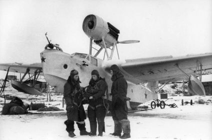 118 омбрап. 1942 г. Летчики полка у самолета МБР-2.