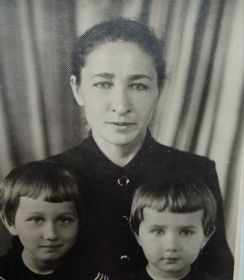 Фатима Гиреевна со своими племянницами