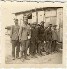 Stalag I F Sudauen (Oflag 68). Группа советских военнопленных у барака.
