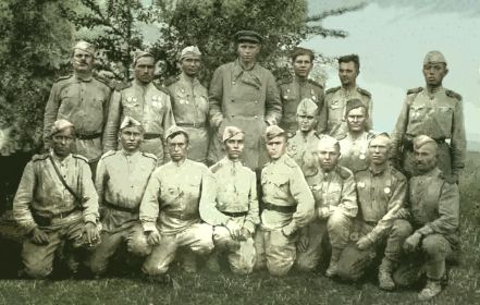 в нижнем ряду четвертый справа, пятый- Дроздов Дмитрий Алексеевич.