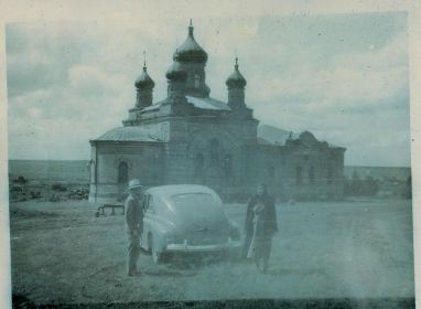 Блинков Григорий Васильевич на малой родине,  в с. Огарево Рузаевского района Мордовской АССР. Храм Николая Чудотворца. 1955 г.