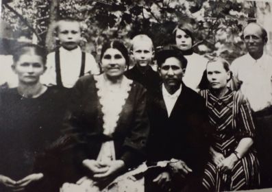 Манифа и Мархуба Хайрутдиновы (на втором плане фотографии Мнифа, с краю в первом ряду с лева Мархуба)