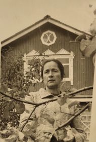 Зинаида Григорьевна на своем участке дер. Старые Омутищи. 1982 г.