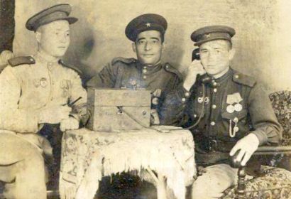 Хозяшев Е.К. в светлой форме слева, Абдусатаров Каюм Мерхан в середине.