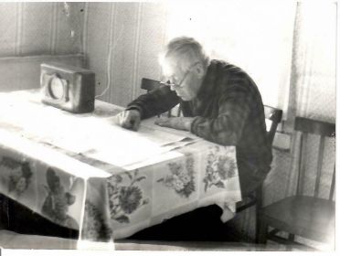 Малухин Константин Николаевич читает районную газету "Знамя"