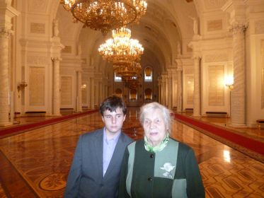 Варвара Константиновна с внуком Андреем на экскурсии в Большом Кремлевском Дворце, 2013 г.