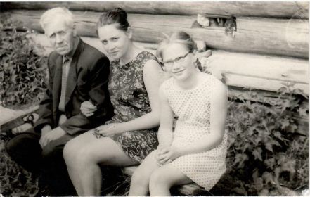 Малухин Константин Николаевич с внучками Ларисой и Раей