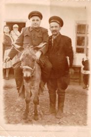 Бойченко Никифор Михайлович (справа) и его старший брат Федор