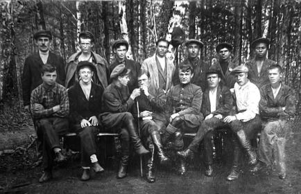 Григорий Иванович в нижнем ряду четвертый слева.