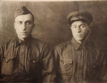 На фотографии  справа Мегин Павел Кондратьевич1908г.р,  слева  Неизвестный солдат,  кто-то знает о нем что?