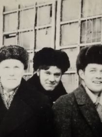 Толчёнов Сергей Александрович (слева) с двумя сыновьями: младшим Григорием (посередине) и старшим Владимиром (справа)