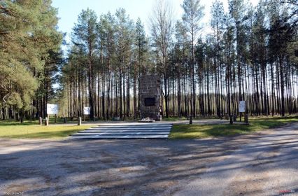 Stalag II B Хаммерштайн (Hammerstein/Schlochau), военный округ II - Штеттин. Памятник, на лагерном кладбище, погибшим, в плену, советским военнопленным ("Czarne": https://clck.ru/33GzW9 ).