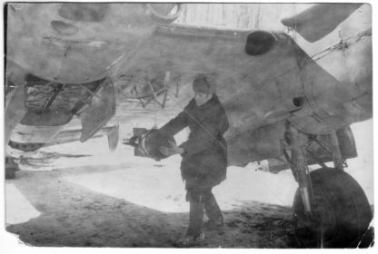 128 пбап. 1943 г. Подвеска бомб к самолету Пе-2 Маликова И. А.