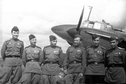 128 пбап. 12.08.1943 г. Центральный фронт. Лётчики полка на у самолета Пе-2.