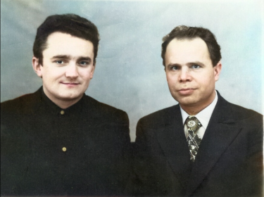 Я с его сыном Шарденковым Александром Даниловичем ( справа )