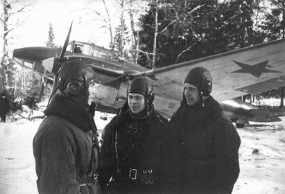 11 орап. Экипаж старшего лейтенанта Шинкарёва П. (в центре), у самолёта Пе-2.