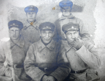 Хамид Кадырович Ерзин с однополчанами